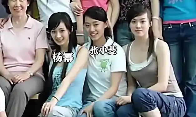 杨幂担任北电考试老师,学生夸她脸小腿超细,小动作暴露了细节|袁姗姗