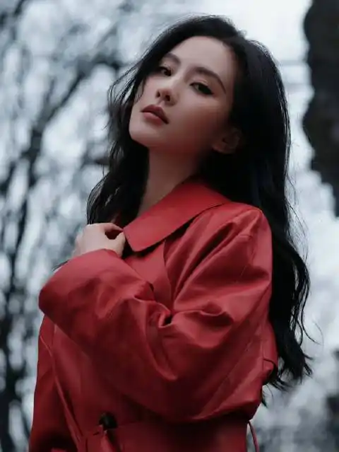 刘诗诗红皮衣看秀造型#刘诗诗今日身穿红色皮衣出席米兰时装周,大