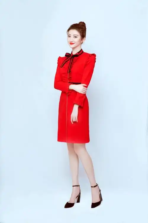 景甜亮相春节联欢晚会,身穿gucci红色连衣裙搭配jimmy choo高跟鞋