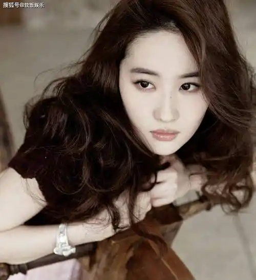 刘亦菲初中清纯照曝光!身材消瘦笑容天真无邪,与出道_