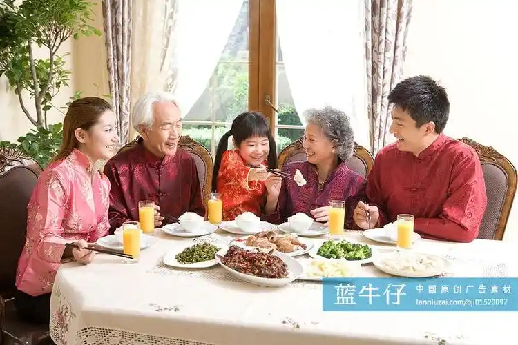 穿着唐装的三代同堂进餐