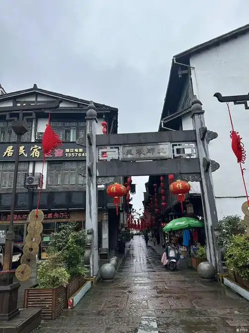 >                                    龙虎山脚下的上清古镇