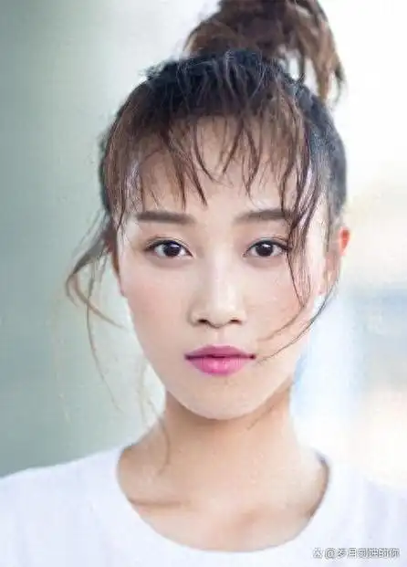 有种整容叫分手两年,蓝盈莹还是老样子,曹骏却越来越像易烊千玺!