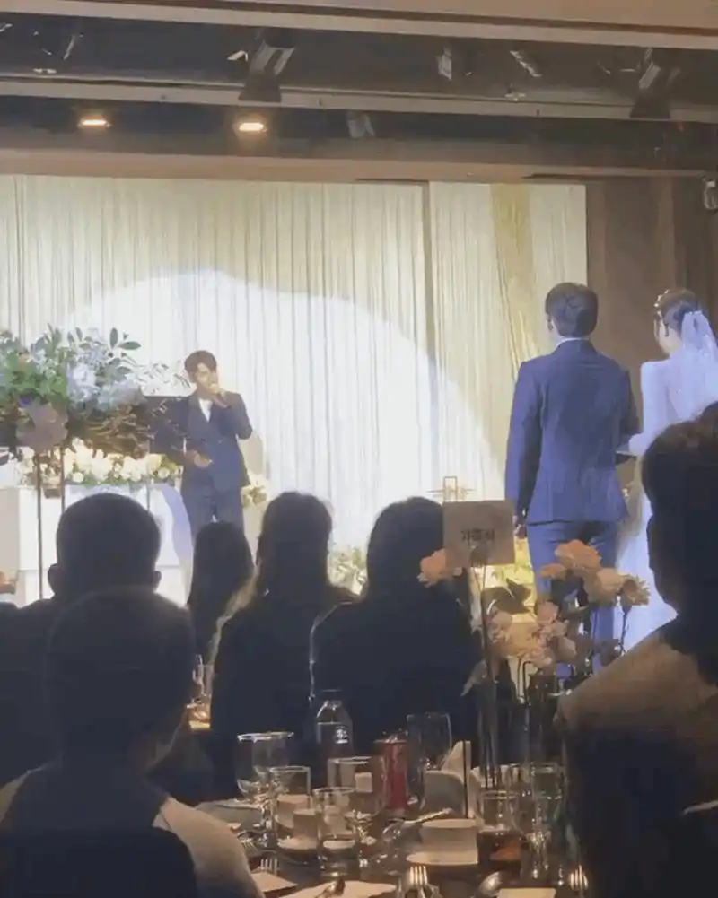 婚礼现场沈昌珉还为经纪人唱歌祝福,郑允浩担任mc,羡慕现场的嘉宾可以