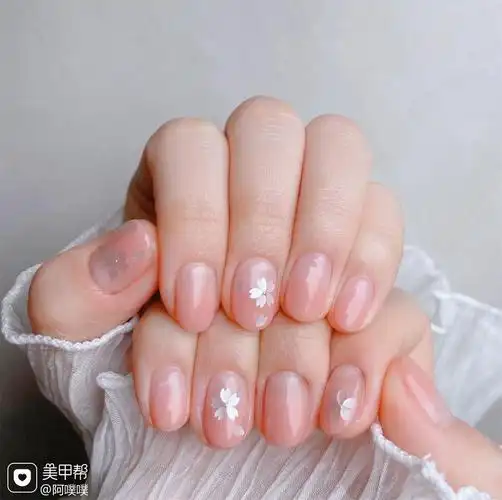 粉色春天花朵美甲图片