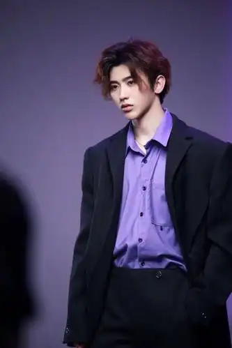 王一博一身紫霸道又贵气春天的紫好美啊竟成众明星的团宠