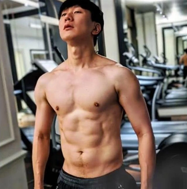 林俊杰打赌输給网友,晒出自己的腹肌照片,完美身材令人羡慕!