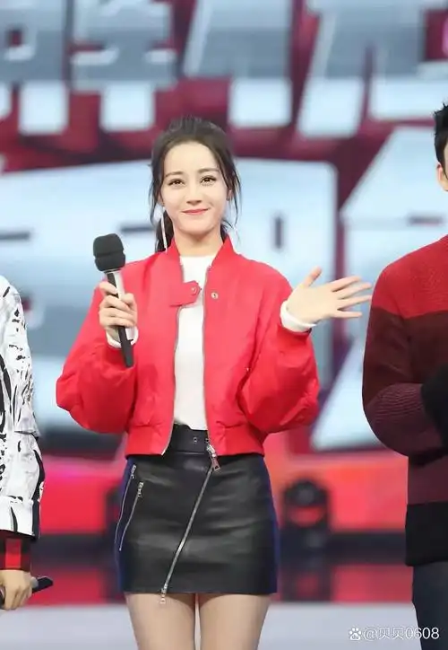 别的女演员都是淑女风,迪丽热巴一股浓浓的熟女风,这是准备转换赛道了