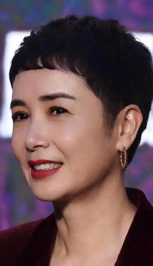 蒋雯丽真有50岁了?西服外套配帅气短发现身,嘟嘴卖萌犹如小女孩