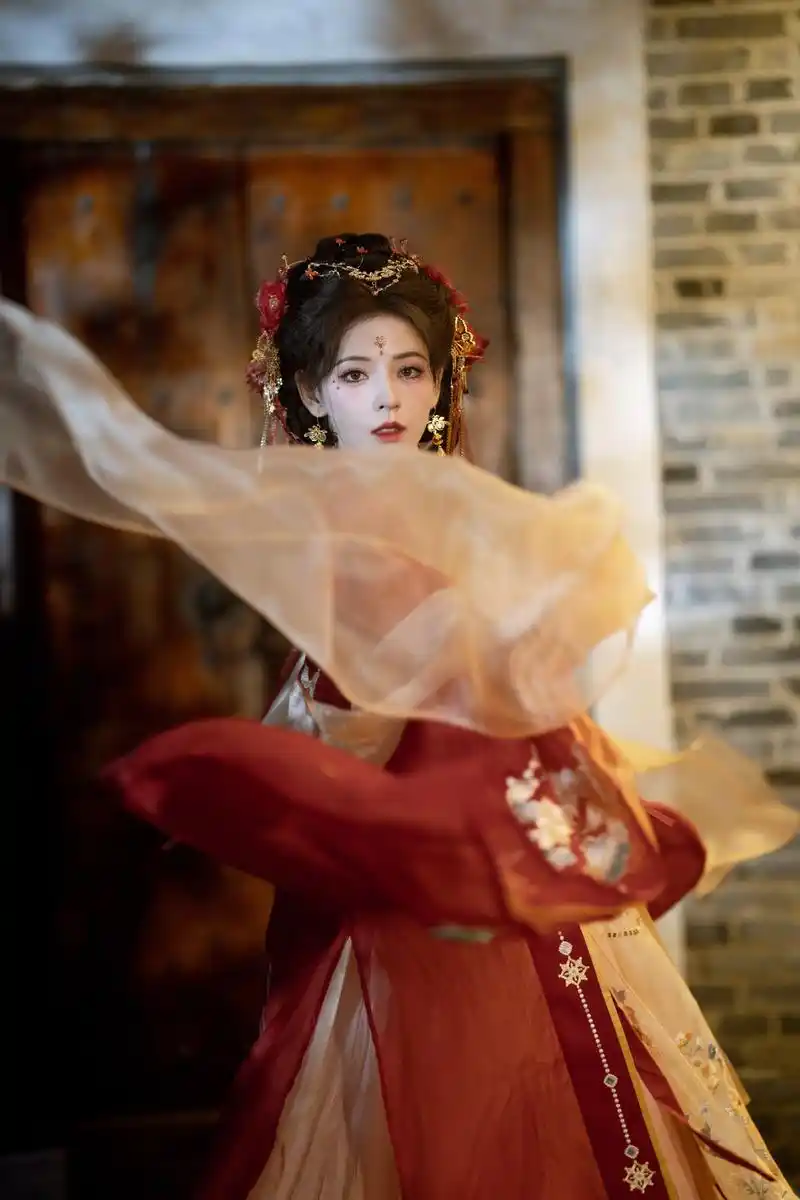 张予曦红衣古装美照曝光 精致妆容散发迷人光彩 绝美姿态令人陶醉