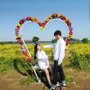 甜蜜情侣头像一对两张幸福甜蜜的情侣