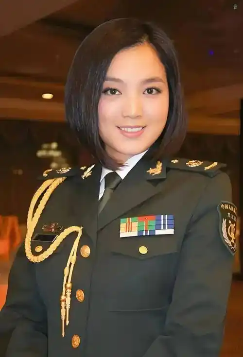 白雪的歌曲演唱婉转有力,很能抓住听众,在众多的女歌手当中显得有些