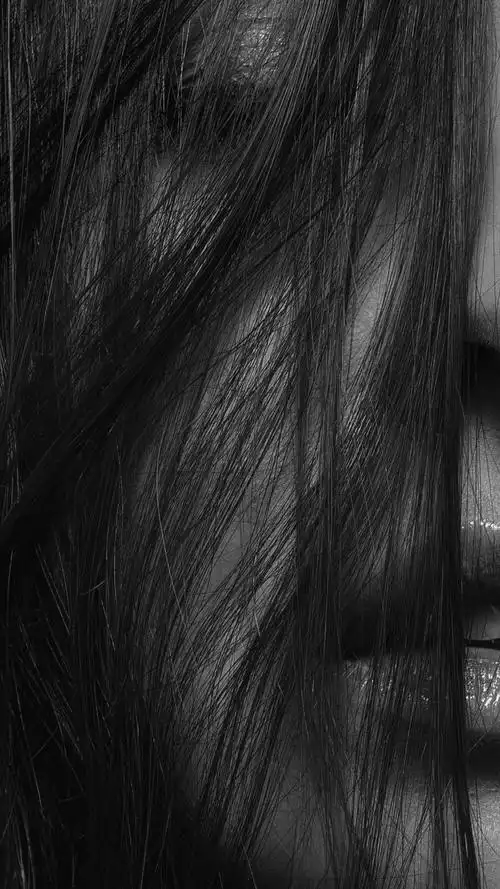 发遮半脸的欧美美女近照人像手机壁纸