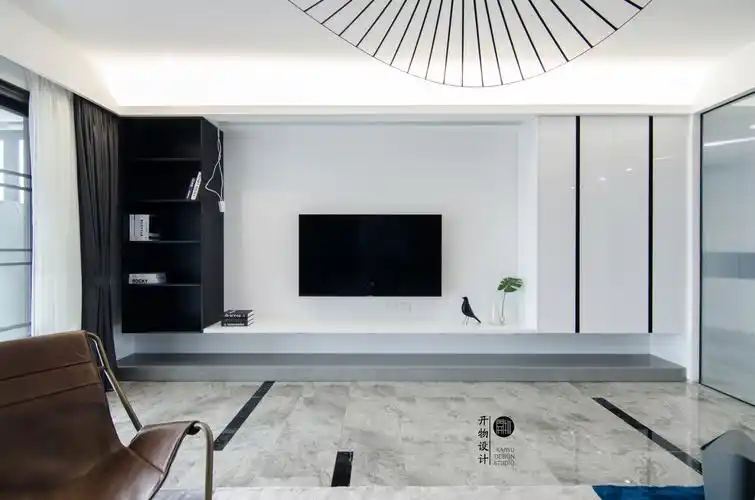 客厅电视背景墙装修效果图轻奢106平现代四居客厅图片欣