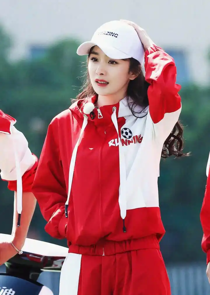 杨幂穿球衣戴棒球帽踢足球,少女感十足美到极致