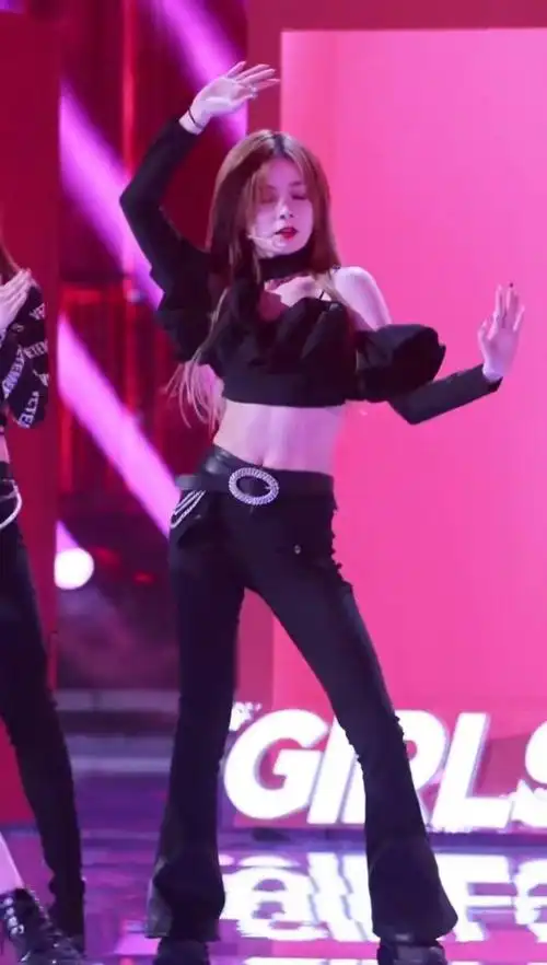 而且不管是舞蹈,表情管理还是#陈卓璇 #硬糖少女303 #马甲线#双马尾