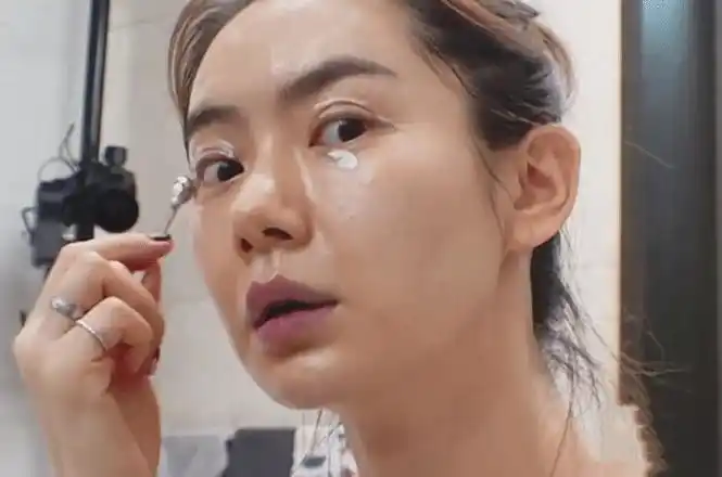 戚薇录制真人秀节目,睡前素颜照大公开,网友以前我们都被骗了