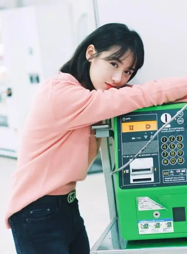 袁冰妍美成初恋,穿橘粉色毛衣搭配牛仔裤,简约少女直撩人心!