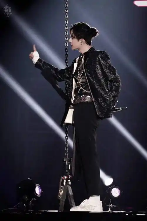 龙年看王一博《龙拳》,舞台王者强大的心理素质