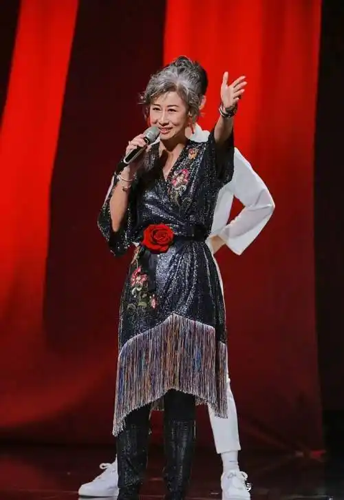 看了叶倩文的老年装扮后我悟了白发不染穿衣不花才更优雅