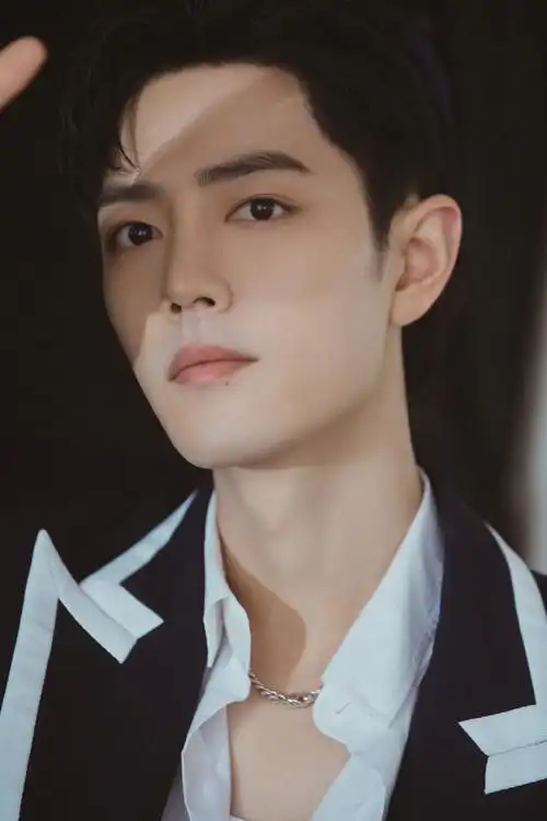 肖战俊逸清朗帅气写真图片