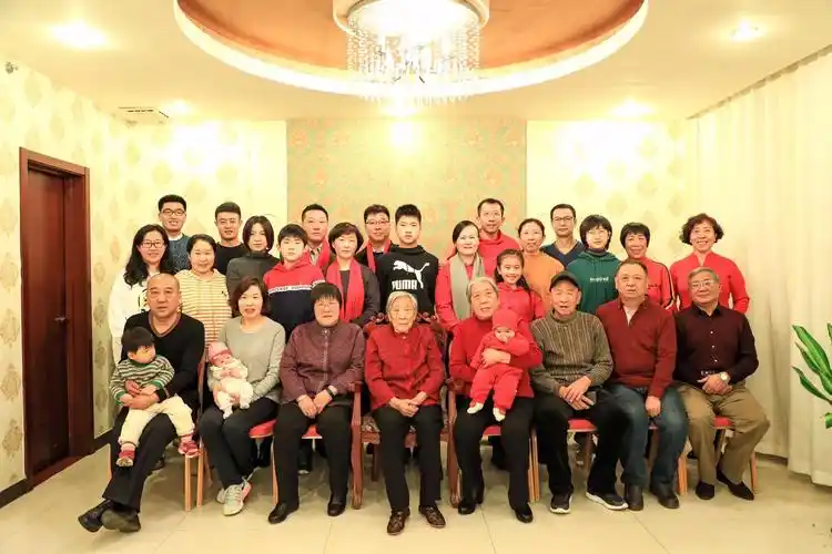 这全家福四世同堂;但是还相差八口.