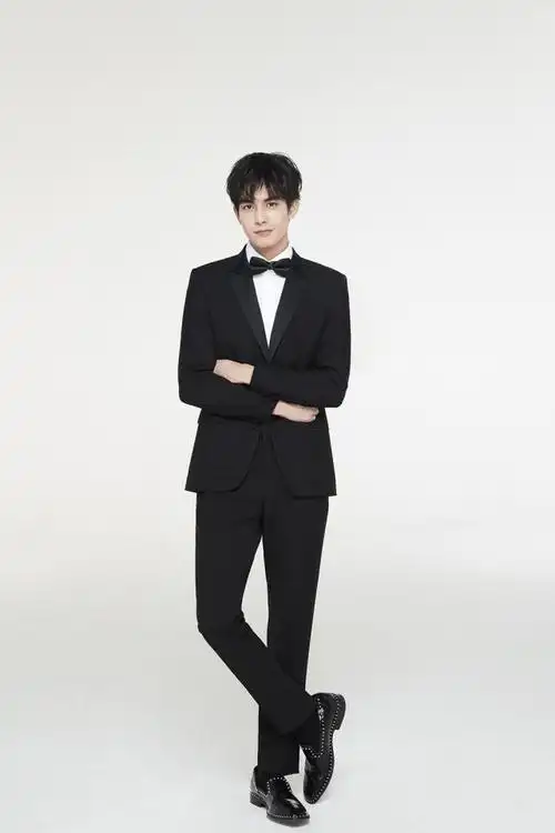 宋威龙生日西装写真曝光 二十岁少年初长成