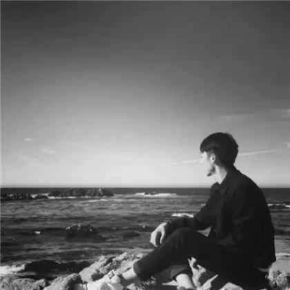 黑白帅气头像男生背影图片