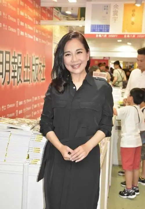 "陈松伶"从不高调,穿黑色衬衫连衣裙亮相,低调反而更显气质