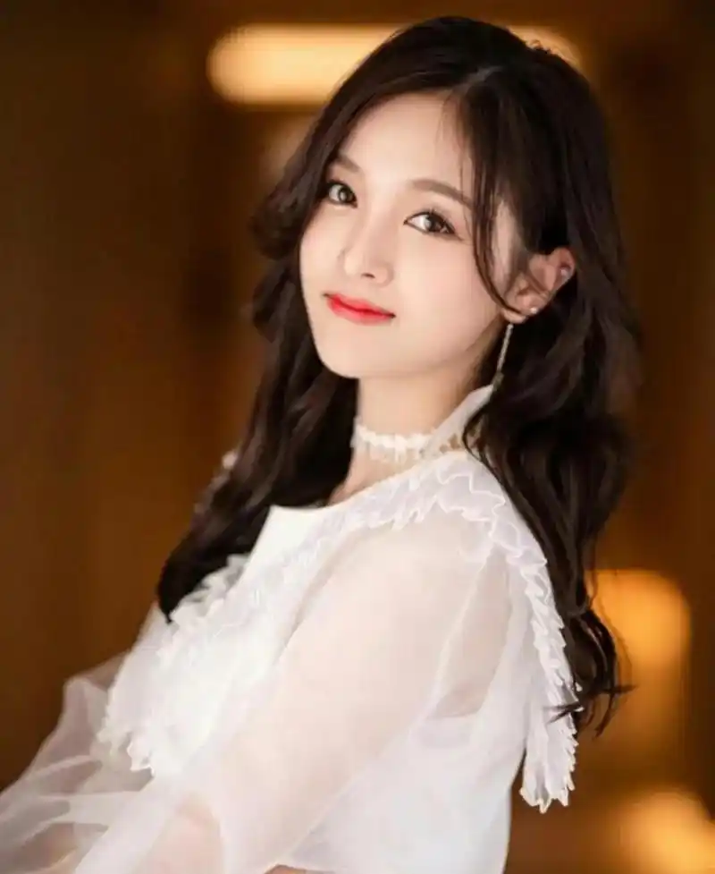 吴宣仪,甜美可爱靓丽动人,笑容好甜美