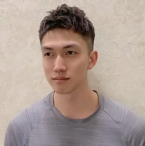 要说男生们最自信的造型,估计就是能够把额头露出来的发型吧.