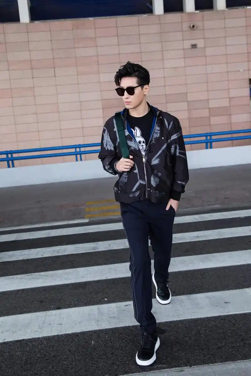 窦骁启程巴黎男装周 展现绅士的多面气质