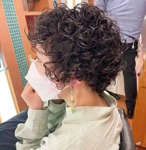 颜色和形状,是肉眼所能观察到的,一般分为5种类型:直发,波发,卷发