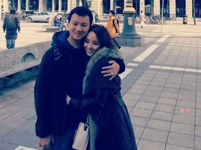 侯佩岑晒与老公甜蜜照 黄伯俊首露面遭起哄