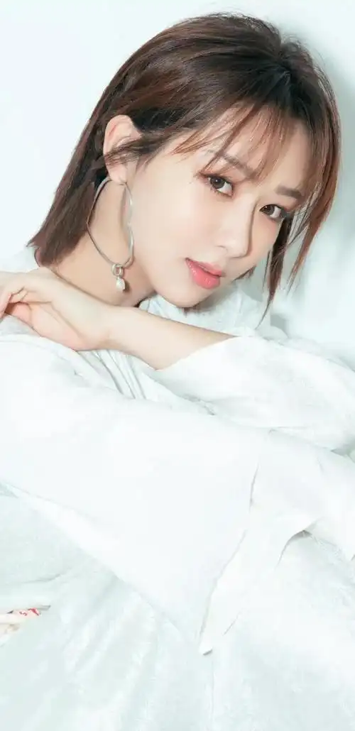 杨紫高清淡雅清纯写真,惊艳迷人!__财经头条