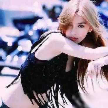 10年前baby日本出道旧照曝光,被男性用酒瓶怼脸,强装笑意_杨颖_成长