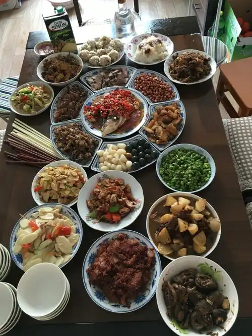 伯父伯母家满满的一桌子菜