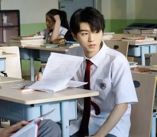 我们的少年时代2开拍,王俊凯西装校服回归,四六分刘海帅出天际