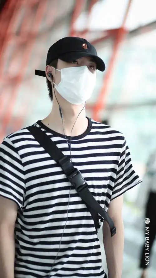 01好瘦好薄的博博～随时随地爱插兜#王一博##王一博gq盛典