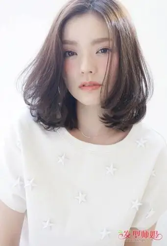 小女生制作内扣烫缠几圈好看 缔造梦幻甜美灵动又显嫩中卷发