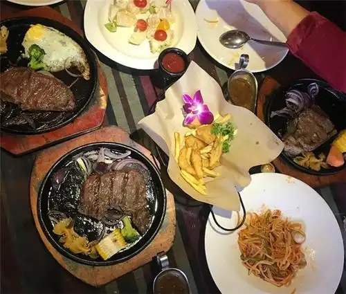 和朋友去吃西餐被"嘲笑",原来牛排里的鸡蛋该这样吃!长见识了