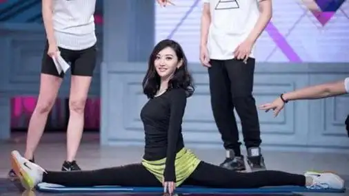 景甜跑步慌忙之中变成外八字为什么景甜的姿势是八字脚暴露舞蹈出身