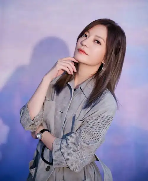 简介:赵薇灰色风衣干练优雅美照图片,分享一组赵薇图片给大家,图中的