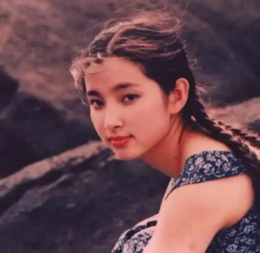 小时候李冰冰的家庭,并不富裕,只能算是小康家庭.