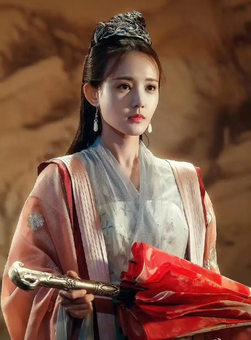 李一桐当年在媚者无疆里面老美了,卧蚕好明显.