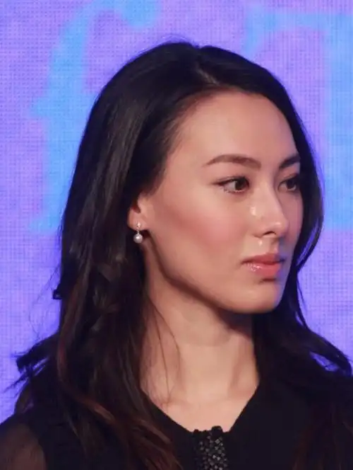 梁洛施罕见发声他很富有我很爱很爱他