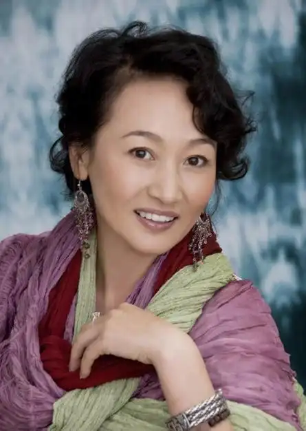 国家一级演员腾格尔,却因爱女离世退出娱乐圈,今60岁老来得子