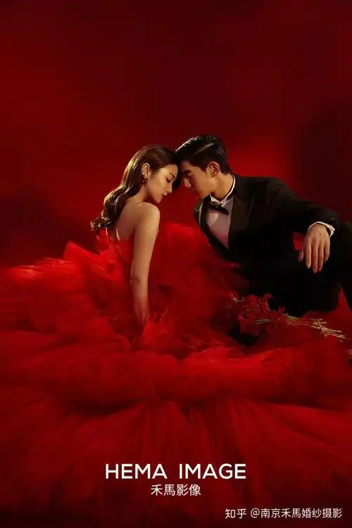 太喜欢这组室内红色婚纱照啦60高级又养眼