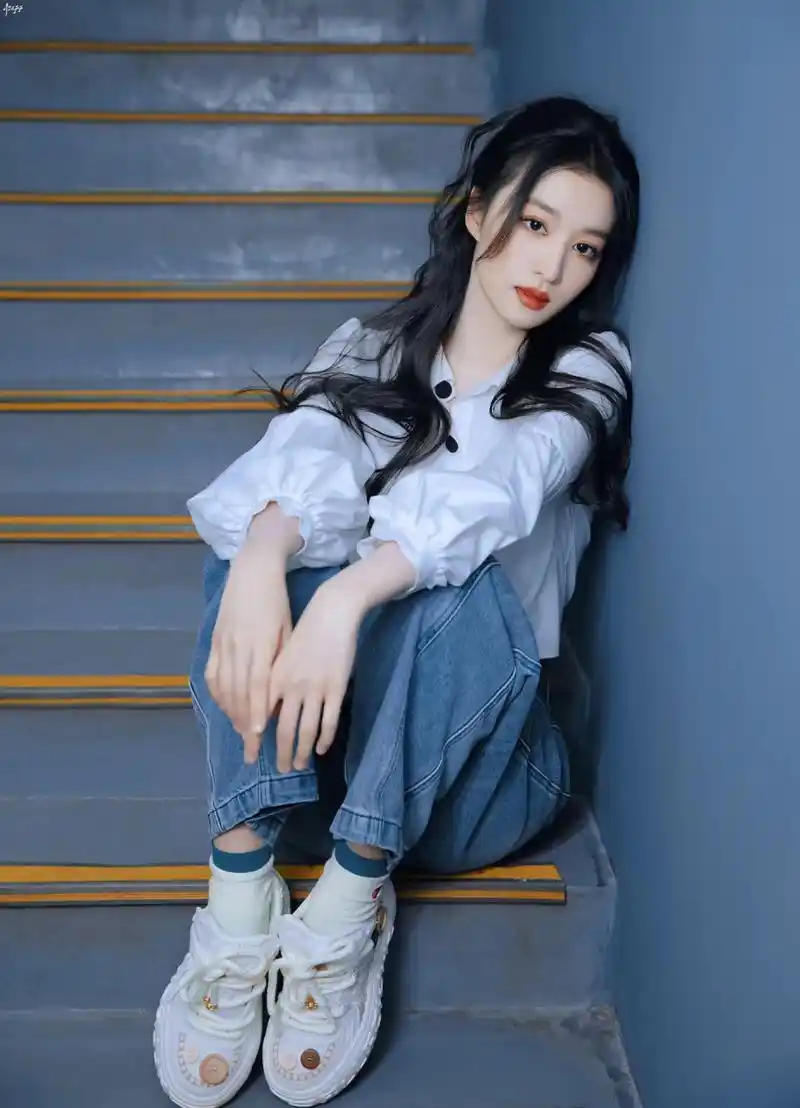王楚然白衬衫 牛仔裤穿搭,果然是越素越美!