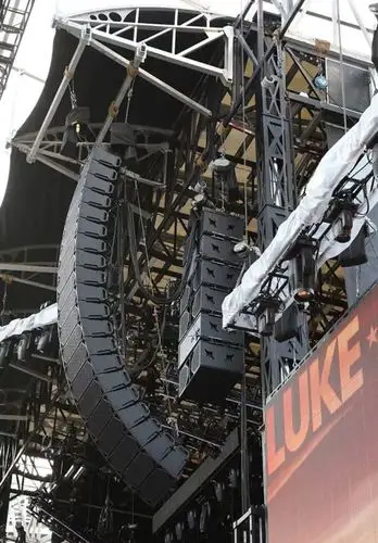 不管在舞台音响设备上,还是在舞台音响解决方案系统上都是顶级的